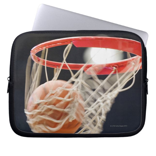 Basketball in de mand. laptop sleeve (Voorkant)