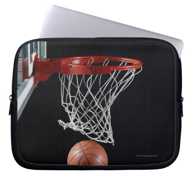 Basketball in Hoop Laptop Sleeve (Voorkant)