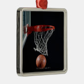 Basketball in Hoop Metalen Ornament (Rechts)