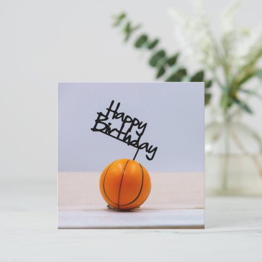Basketball met Happy Birthday op witte achtergrond (Staand voorkant)