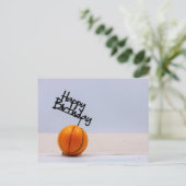 Basketball met Happy Birthday op witte achtergrond Briefkaart (Staand voorkant)