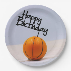 Basketball met Happy Birthday op witte achtergrond Papieren Bordje