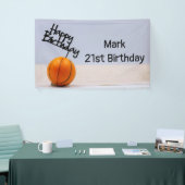 Basketball met Happy Birthday op witte achtergrond Spandoek (Beurs)