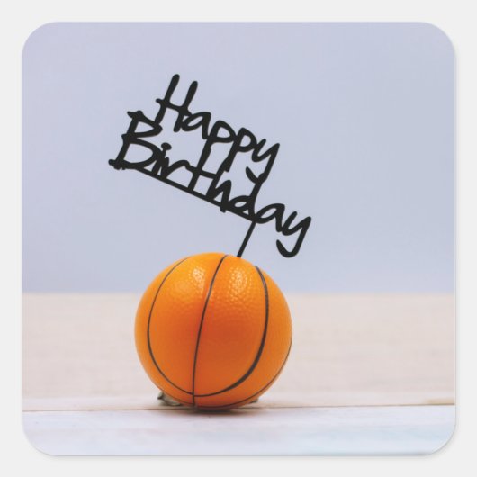 Basketball met Happy Birthday op witte achtergrond Vierkante Sticker (Voorkant)