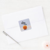 Basketball met Happy Birthday op witte achtergrond Vierkante Sticker (Envelop)