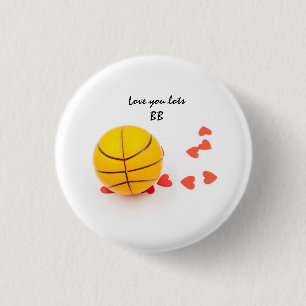 Basketball met liefdesrood hart voor Valentijn Ronde Button 3,2 Cm