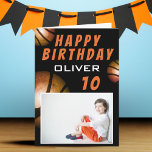 Basketball Metallic Ball Photo Happy Birthday Kaart<br><div class="desc">Basketball Metallic Ball Photo Happy Birthday Kaart. Deze verjaardagskaart is voorzien van levendige metalen basketballen tegen een donkere achtergrond. De shimmering ballen voegen een feestelijke aanraking aan het ontwerp toe, die het voor de verjaardag van een basketbalfan perfect maakt. De woorden "Happy Birthday" worden in vette letters weergegeven, waarmee het...</div>