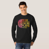 Basketball Never Underestimate A Girl Who Plays Ba T-shirt (Voorkant volledig)