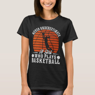 Basketball onderschat nooit een meisje dat Ba spee T-shirt