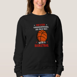Basketball onderschat nooit een oud Man met een B Trui