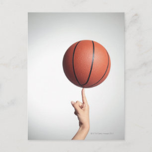Basketball op wijsvinger, handen dicht bij elkaar briefkaart