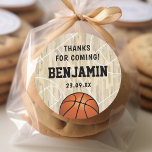 Basketball Party Favor Ronde Sticker<br><div class="desc">Sporten op het feestje zijn een favoriete sticker met een houten basketbalrechtbank met markeringen,  een basketbal en een makkelijk te personaliseren tekst sjabloon.</div>