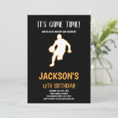 Basketball Play Birthday-uitnodigingen Kaart (Staand voorkant)