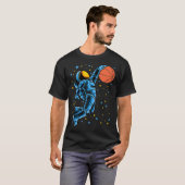 Basketball-speler voor astronaut in de ruimtemadel t-shirt (Voorkant volledig)