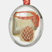 Basketball valt door een hoepel metalen ornament (Links)