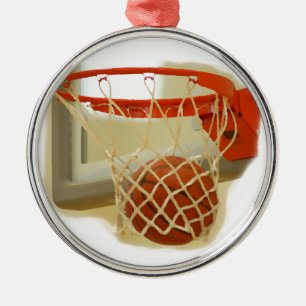 Basketball valt door een hoepel metalen ornament