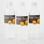 Basketballen zijn op zwarte achtergrond Glas Waterfles Etiket (Flessen)