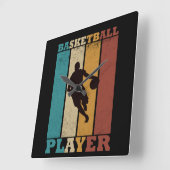 Basketballer dribbelen  retro stijl vierkante klok (Hoek)