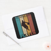 Basketballer dribbelen  retro stijl vierkante sticker (Envelop)