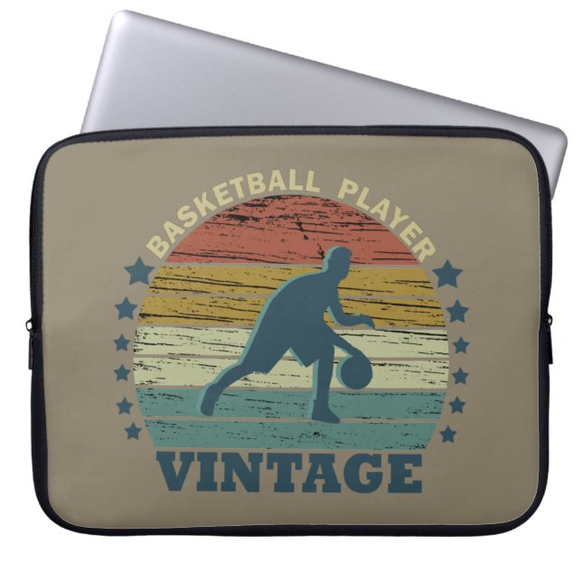 Basketballer dribbelen  retro zonsondergang laptop sleeve (Voorkant)