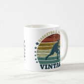 Basketballer dribbelen retro zonsondergang stijl koffiemok (Voorkant rechts)