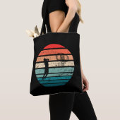 Basketballer slam dunk  retro zonsondergang tote bag (Dichtbij)