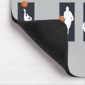 Basketballers dribbelen met oranje bal muismat (Hoek)