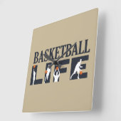 Basketballers dribbelen met oranje bal vierkante klok (Hoek)