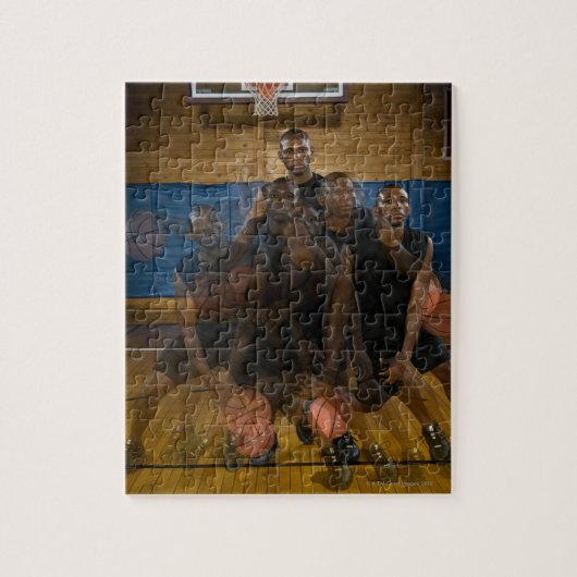 Basketbalspeler die met een bal aan de slag gaat legpuzzel (Verticaal)