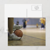 Basketbalspeler met voetballetje briefkaart (Voorkant / Achterkant)