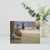 Basketbalspeler met voetballetje briefkaart (Staand voorkant)