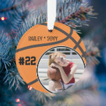 Basketbalspeler Naam Nummer Foto Keepsake Ornament<br><div class="desc">Dit ontwerp heeft een basketbal achtergrond met ruimte voor een naam, nummer en foto. Klik op de knop aanpassen voor meer flexibiliteit bij het aanpassen van de tekst! Variaties van dit ontwerp en coördinerende producten zijn beschikbaar in onze winkel, zazzle.com/store/doodlelulu. Neem contact met ons op als u dit ontwerp op...</div>