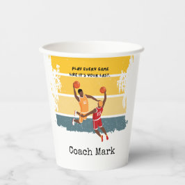 Basketbalspeler speelt bal papieren bekers