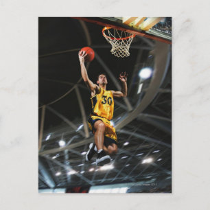 Basketbalspeler springt in de lucht briefkaart