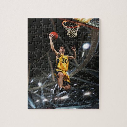 Basketbalspeler springt in de lucht legpuzzel (Verticaal)