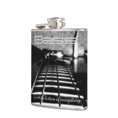 Bass bevindt zich onderaan de Alles-muziekfles Heupfles (Links)