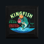 Bass Fish die een kroon op een zwarte achtergrond  Cadeaudoosje<br><div class="desc">Dit  krattenlabel van een baars vis met een kroon op een zwarte achtergrond zal elke  kunstminnaar tevreden stellen. Het is een advertentie voor KingFish Peas. De kleuren zijn zeer levendig en scherp. Kies vandaag nog deze illustratie op uw product.</div>