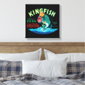 Bass Fish die een kroon op een zwarte achtergrond Canvas Afdruk (Insitu (Slaapkamer))