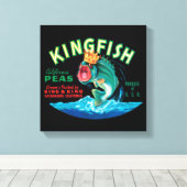 Bass Fish die een kroon op een zwarte achtergrond Canvas Afdruk (Insitu (Houten vloer))