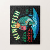 Bass Fish die een kroon op een zwarte achtergrond Legpuzzel (Verticaal)