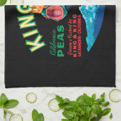 Bass Fish die een kroon op een zwarte achtergrond Theedoek (Gevouwen)