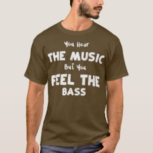 Bass Guitar je hoort de muziek maar je voelt de B T-shirt