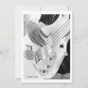 Bass player, bass and hand, negatief afbeelding
