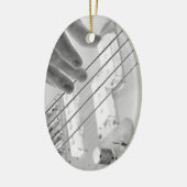 Bass player, bass and hand, negatief afbeelding keramisch ornament (Links)