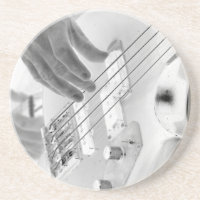 Bass player, bass and hand, negatief afbeelding