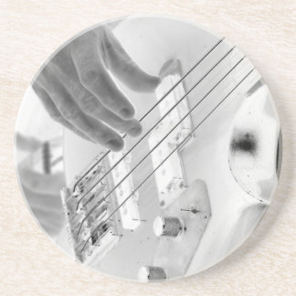 Bass player, bass and hand, negatief afbeelding zandsteen onderzetter