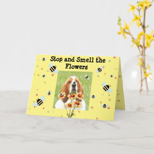 Basset Birthday Kaart - "Stop en ruik de bloemen" (Gele Bloem)