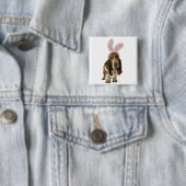 Basset hond met bunny-oren vierkante button 5,1 cm (In situ)