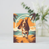 Basset Hound bij een tropisch strand tijdens zonso Briefkaart (Staand voorkant)