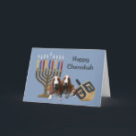 Basset Hound Chanukah Kaart Menorah Dreidel<br><div class="desc">Het herdenken van familie en vrienden tijdens het Chanoekaseizoen is een prachtige manier om contact te houden met de mensen waar je van houdt en waar je om geeft. Ik heb met liefde en zorg een Chanoekaartje voor honden gemaakt en ik ben er zeker van dat iedereen die van honden...</div>